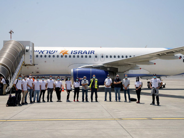 Mitglieder der israelischen Delegation bei ihrer Abreise nach Indien